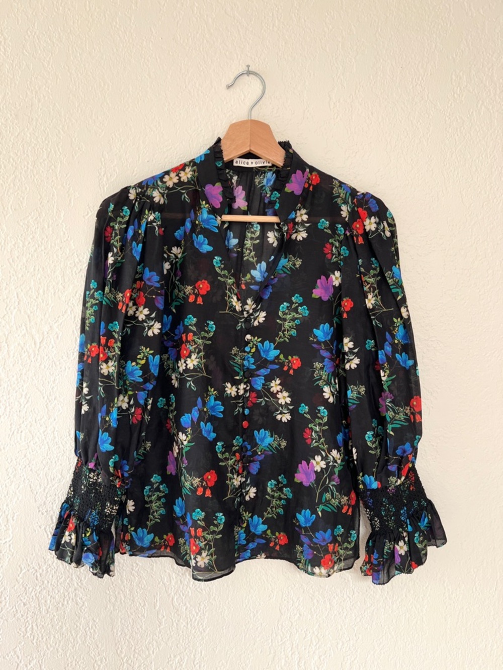 ALICE + OLIVIA black floral V-neck puff sleeve blouse feminine summer / XS